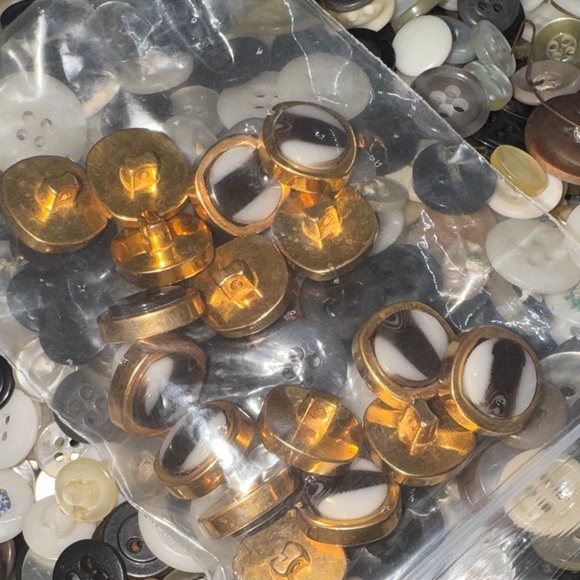 6,168 Button Bundle Assorted - Picture 10 of 13